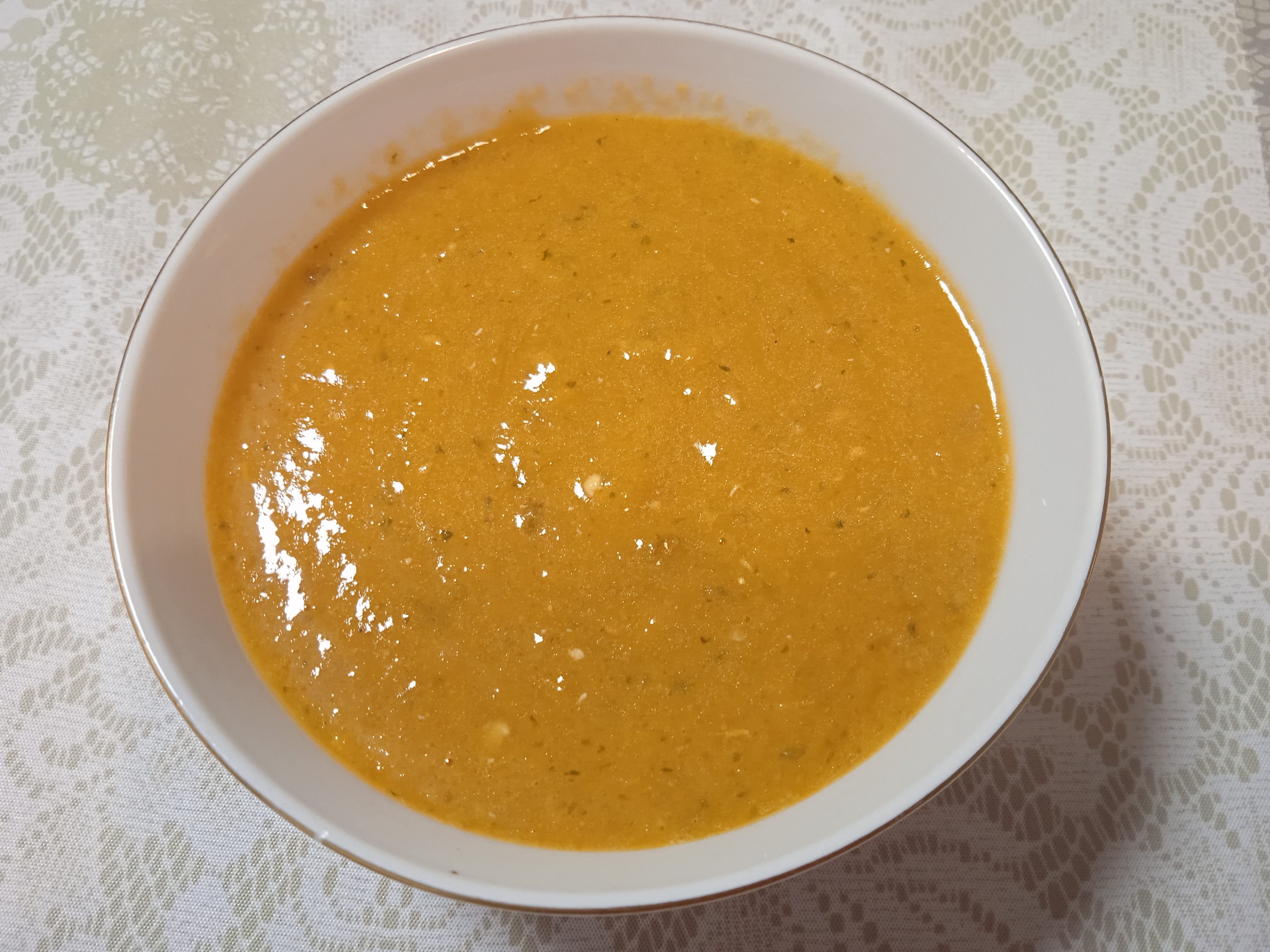 Salsa mexicana rabiosa elaborada con tomate, cebolla, chile habanero, ajo, cilantro, pimienta negra y sal, mostrando su textura picante y color intenso.