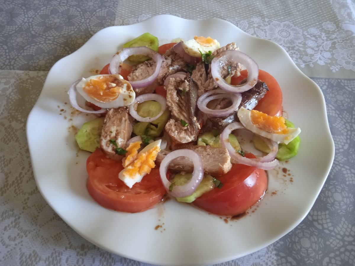 receta de ensalada de bonito con tomate y cabolla acabada