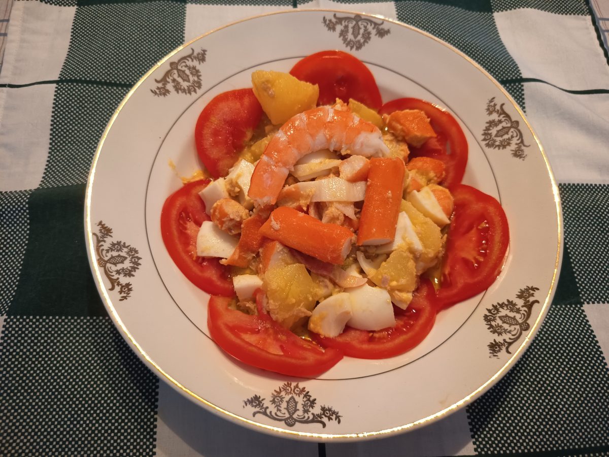 Receta de picadillo de marisco acabada puesta en un plato hondo lista para servirla.