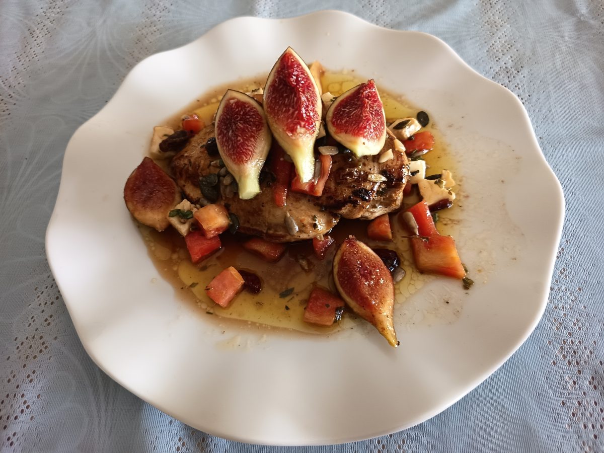 Pollo gourmet con higos, queso brie y frutos secos, una receta diferente y original que te sorprenderá por su textura y sabor.